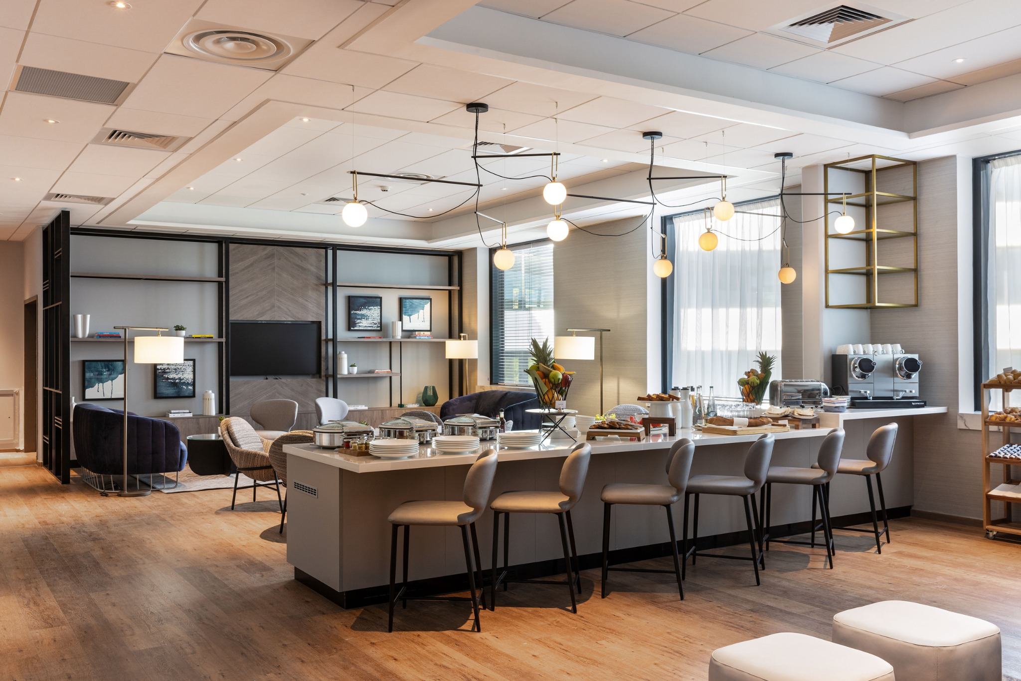 Restaurant du Sheraton Nice avec tables et espace de restauration