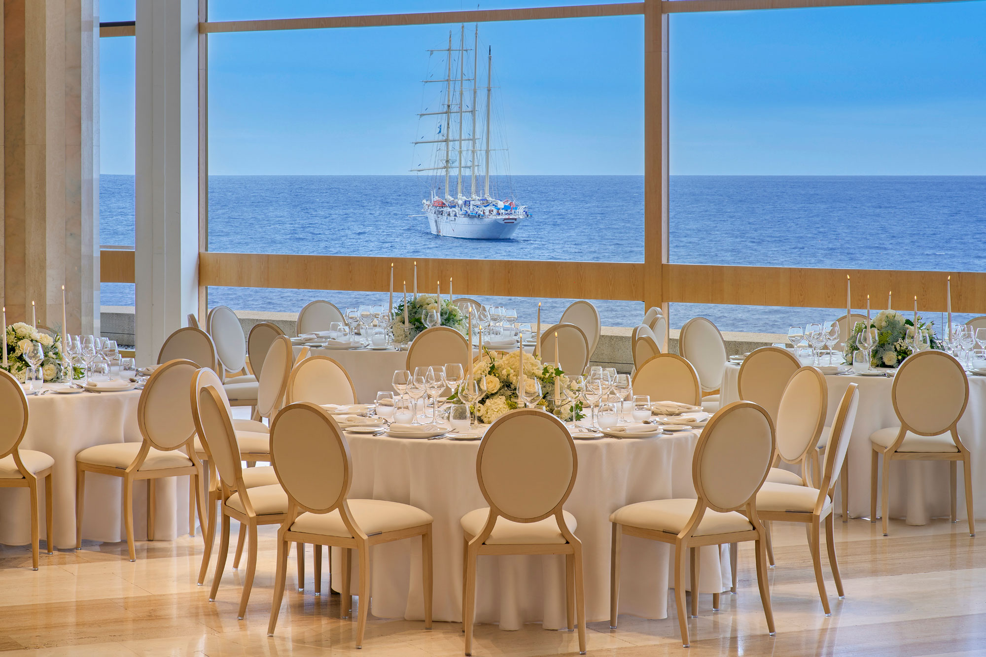 Salon de réception avec vue mer au Fairmont Monte-Carlo