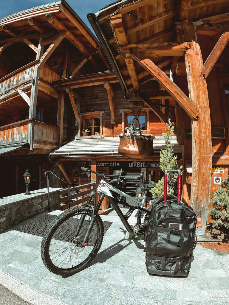 Présentation de l'extérieur du Chalet-Hôtel La Marmotte