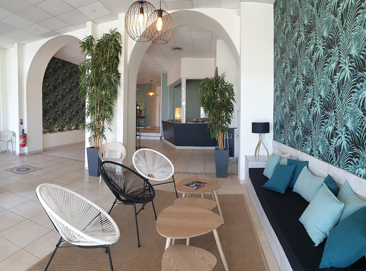 Salon lounge de l’Hôtel Mar i Cel avec fauteuils design