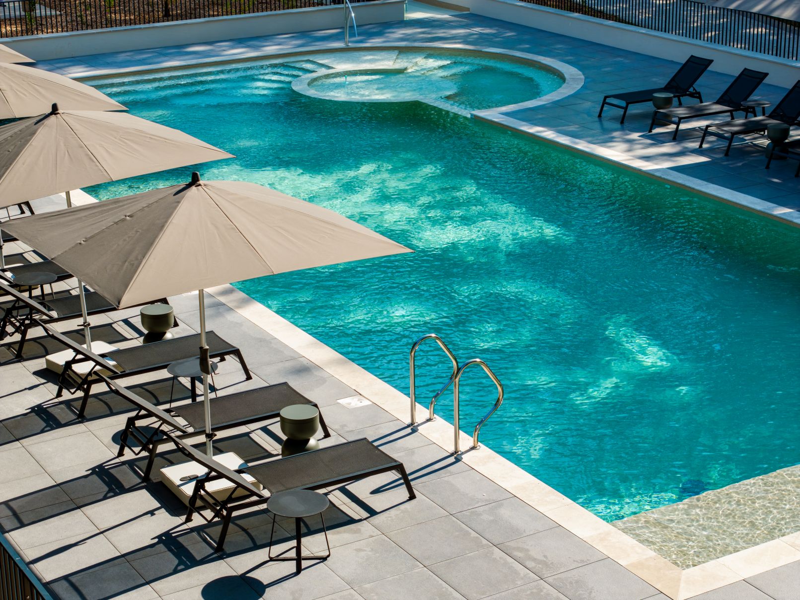Espace piscine avec terrasse