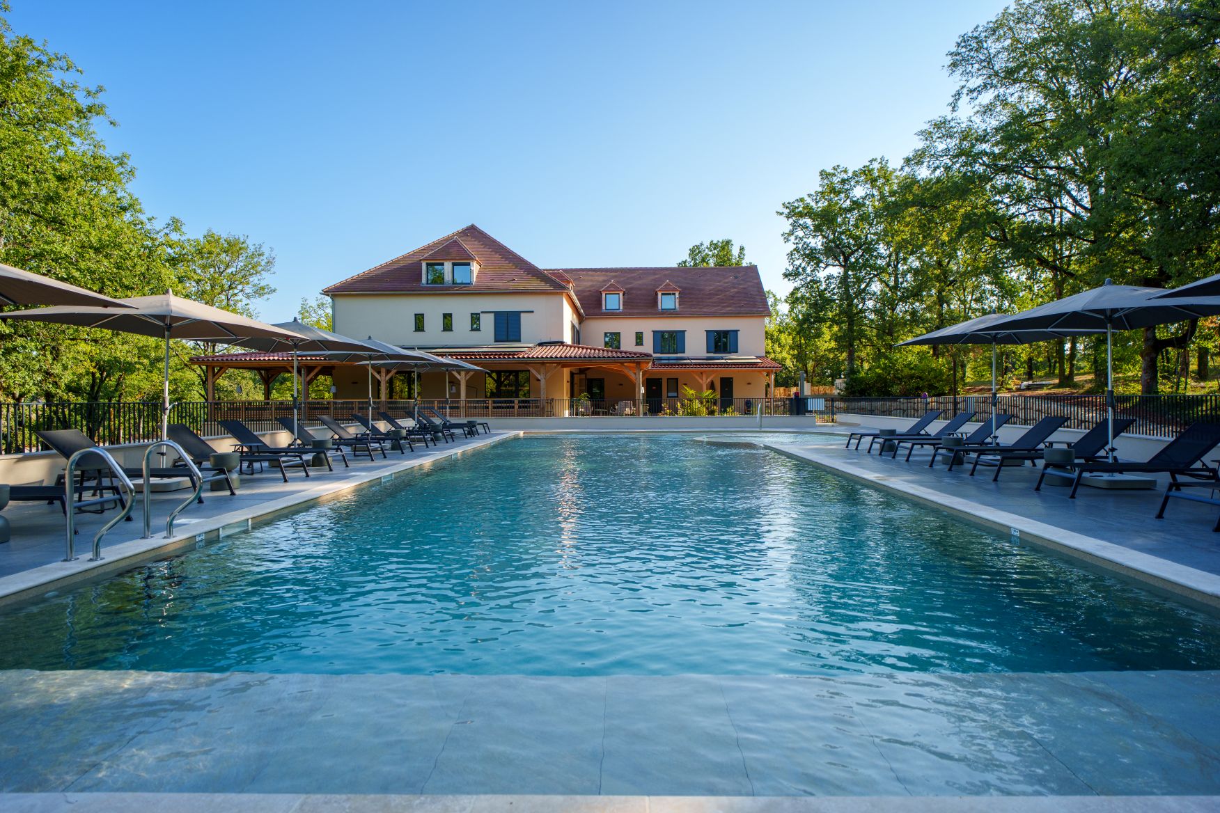 Piscine extérieure de HOB La Truffière au cœur de la nature