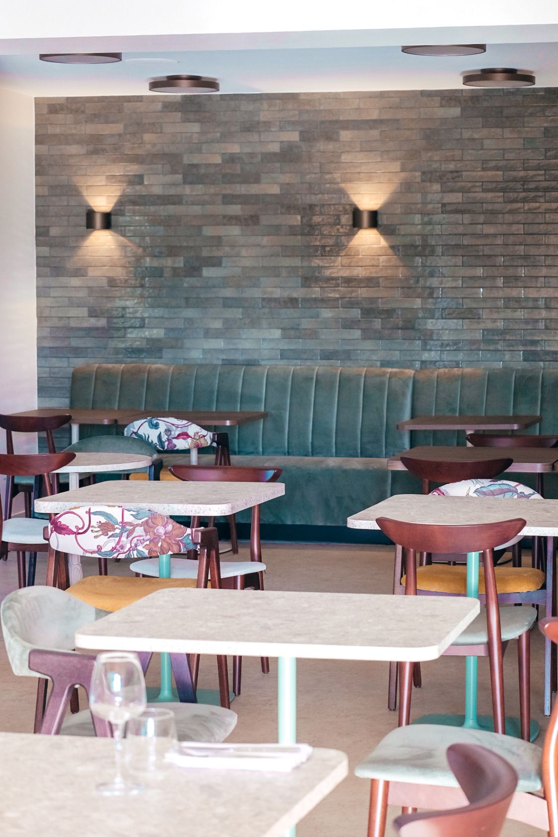 Salle de restaurant contemporaine