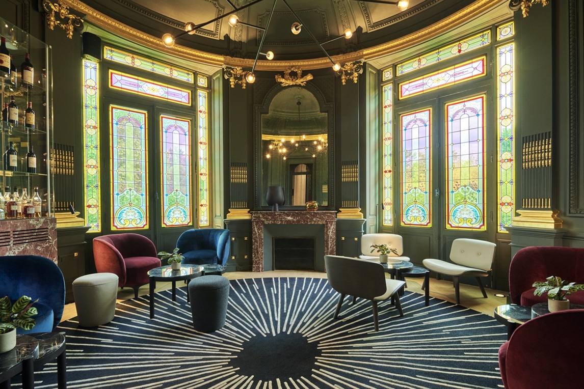 salon lounge avec vitraux colorés au Château Hôtel Grand Barrail