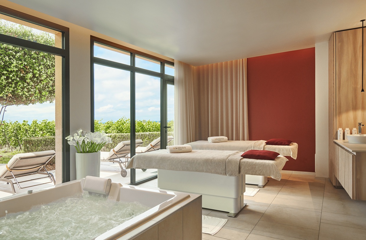 Salle de soins bien-être avec vue sur la terrasse – Château Hôtel Grand Barrail