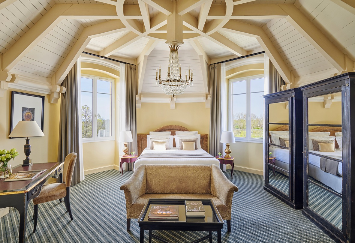 Chambre exécutive avec charpente en bois apparente – Château Hôtel Grand Barrail