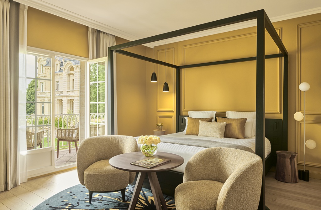 Chambre Deluxe vue parc avec lit à baldaquin – Château Hôtel Grand Barrail