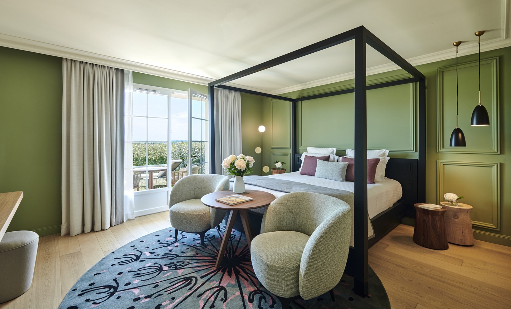 Chambre en rez-de-chaussée avec vue sur les vignes – Château Hôtel Grand Barrail