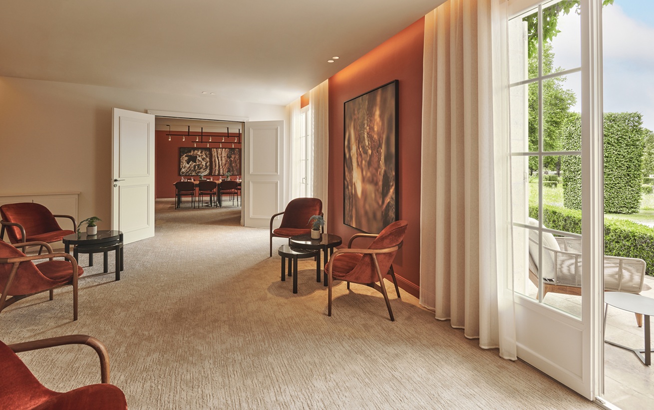 Espace d’accueil lumineux du Château Hôtel Grand Barrail