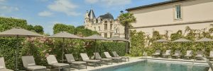Piscine extérieure avec vue sur les jardins du Château.