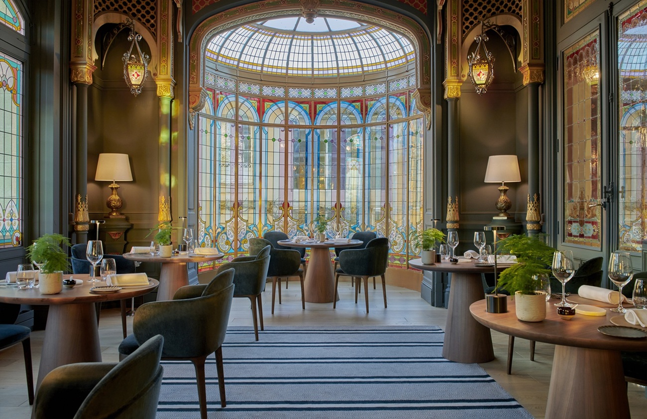 Salle de restaurant élégante et lumineuse au Château Hôtel Grand Barrail