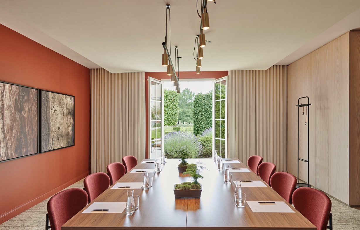 Salle de réunion avec vue sur jardin au Château Hôtel Grand Barrail
