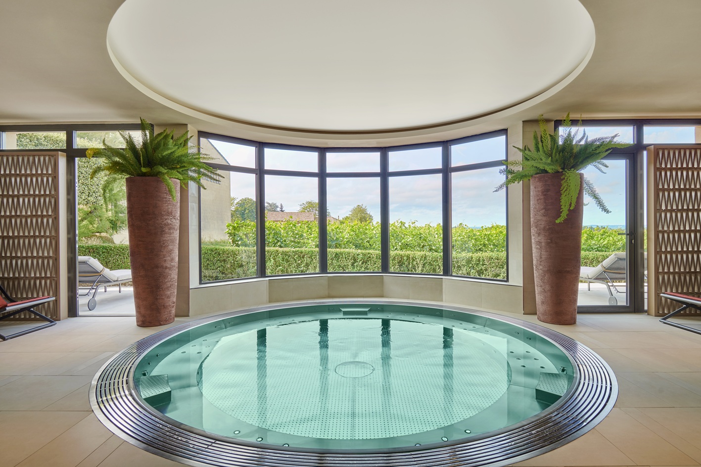Jacuzzi intérieur rond avec vue sur le parc – Château Hôtel Grand Barrail