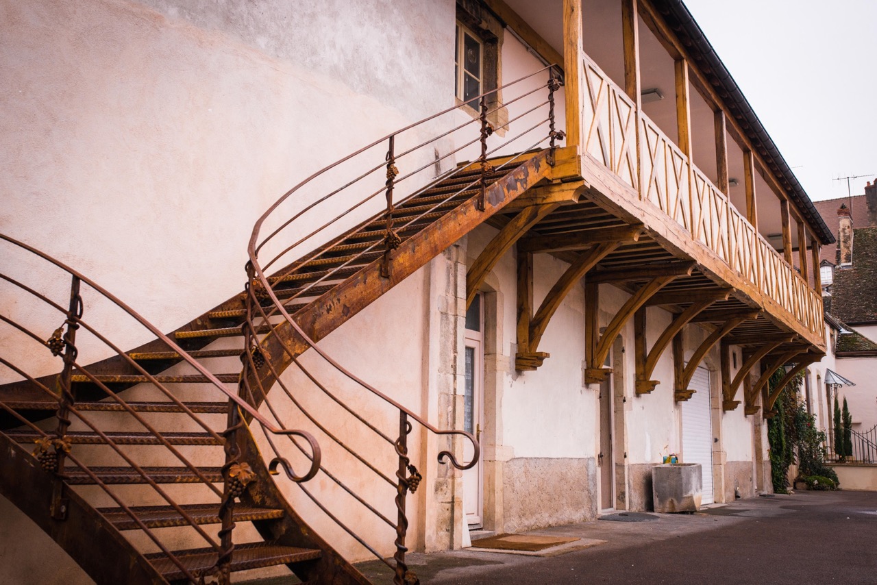 Escalier extérieur menant aux salles de séminaire de l’Hôtel Le Cep