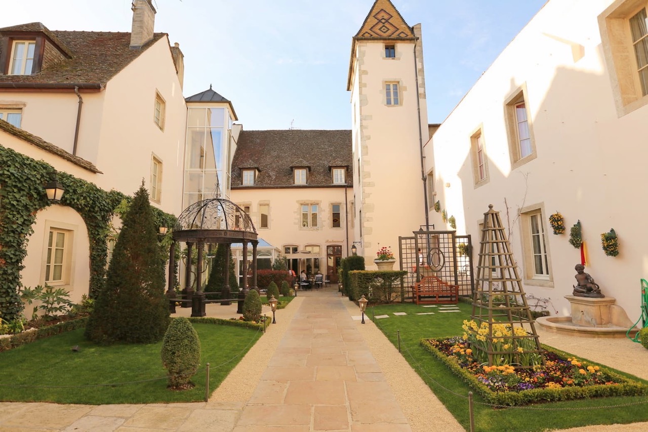 Jardin à la française et architecture classique à l’Hôtel Le Cep