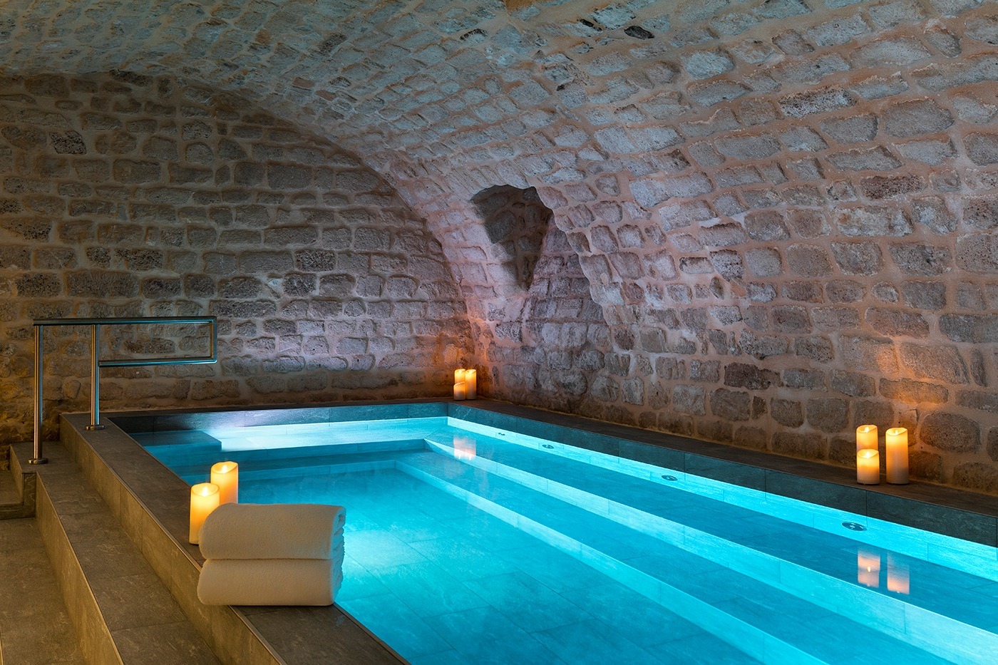 Piscine intérieure sous voûtes à l’Hôtel Square Louvois