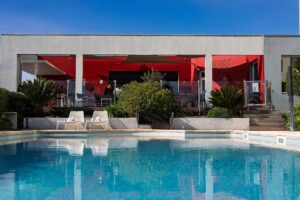 Un cadre moderne et reposant avec piscine pour vos séjours professionnels à Toulon.