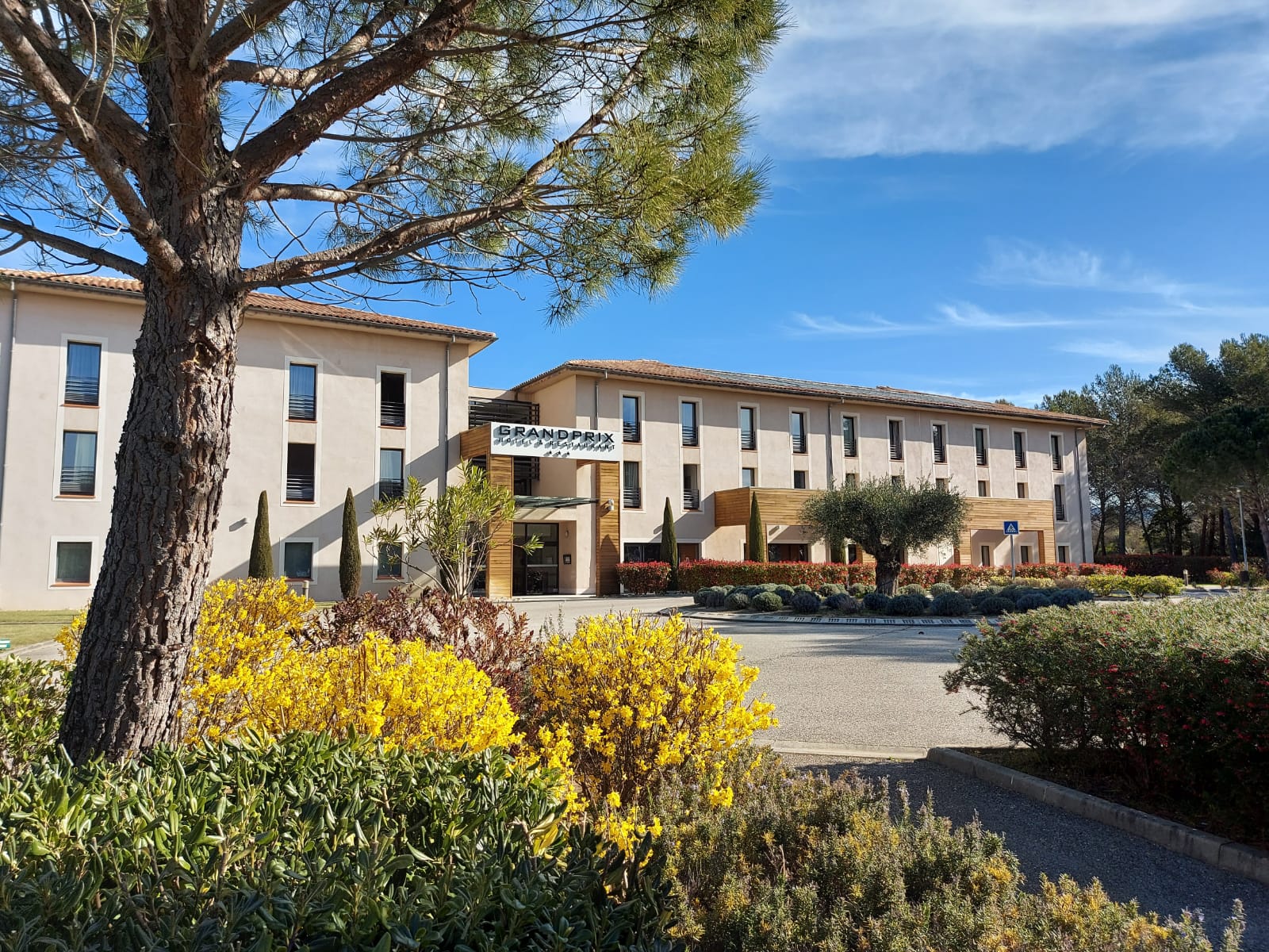 facade hotel moderne jardin Castellet Grand Prix Hotel