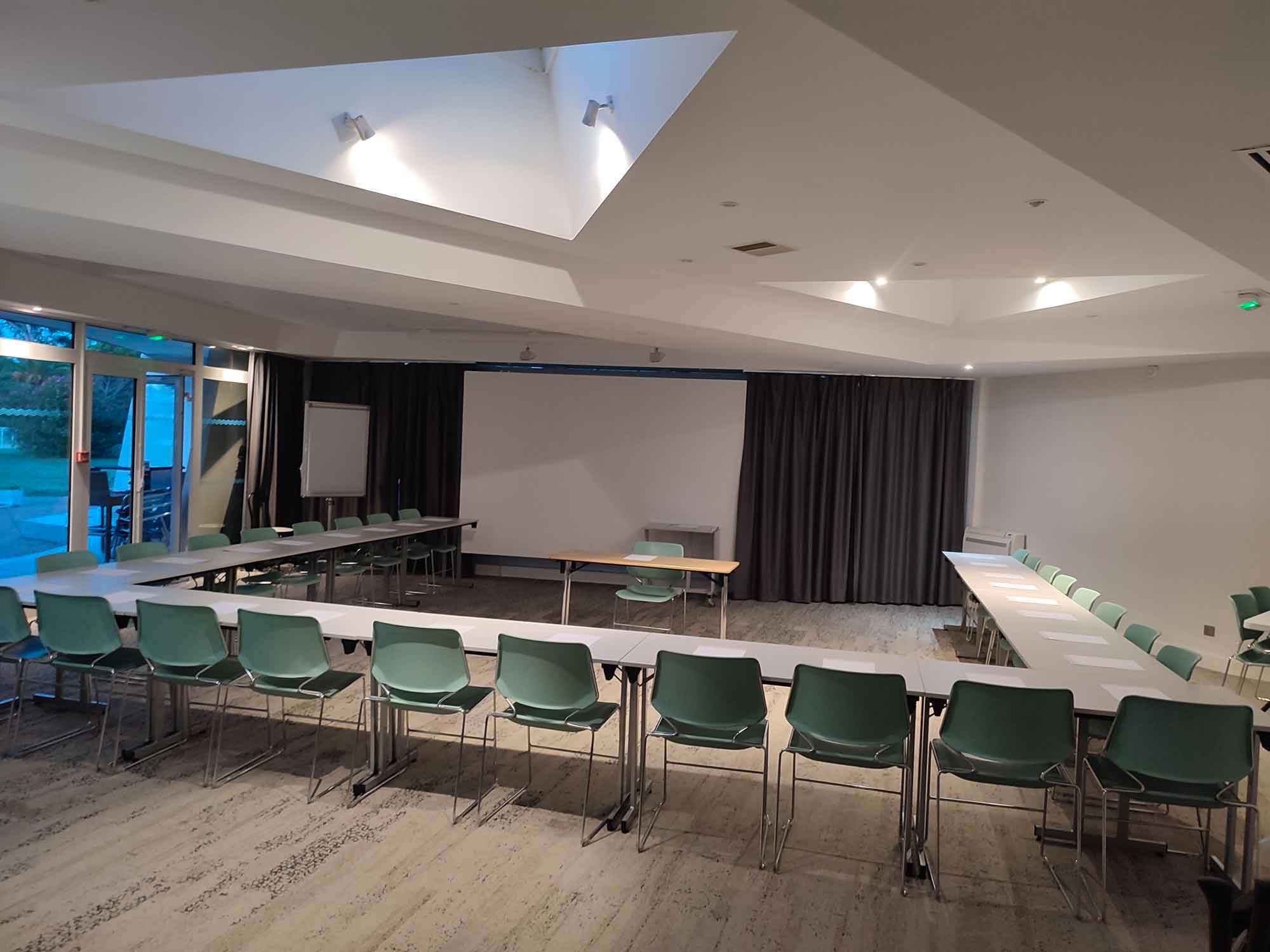 Salle de réunion lumineuse Club Plein Sud à Hyères