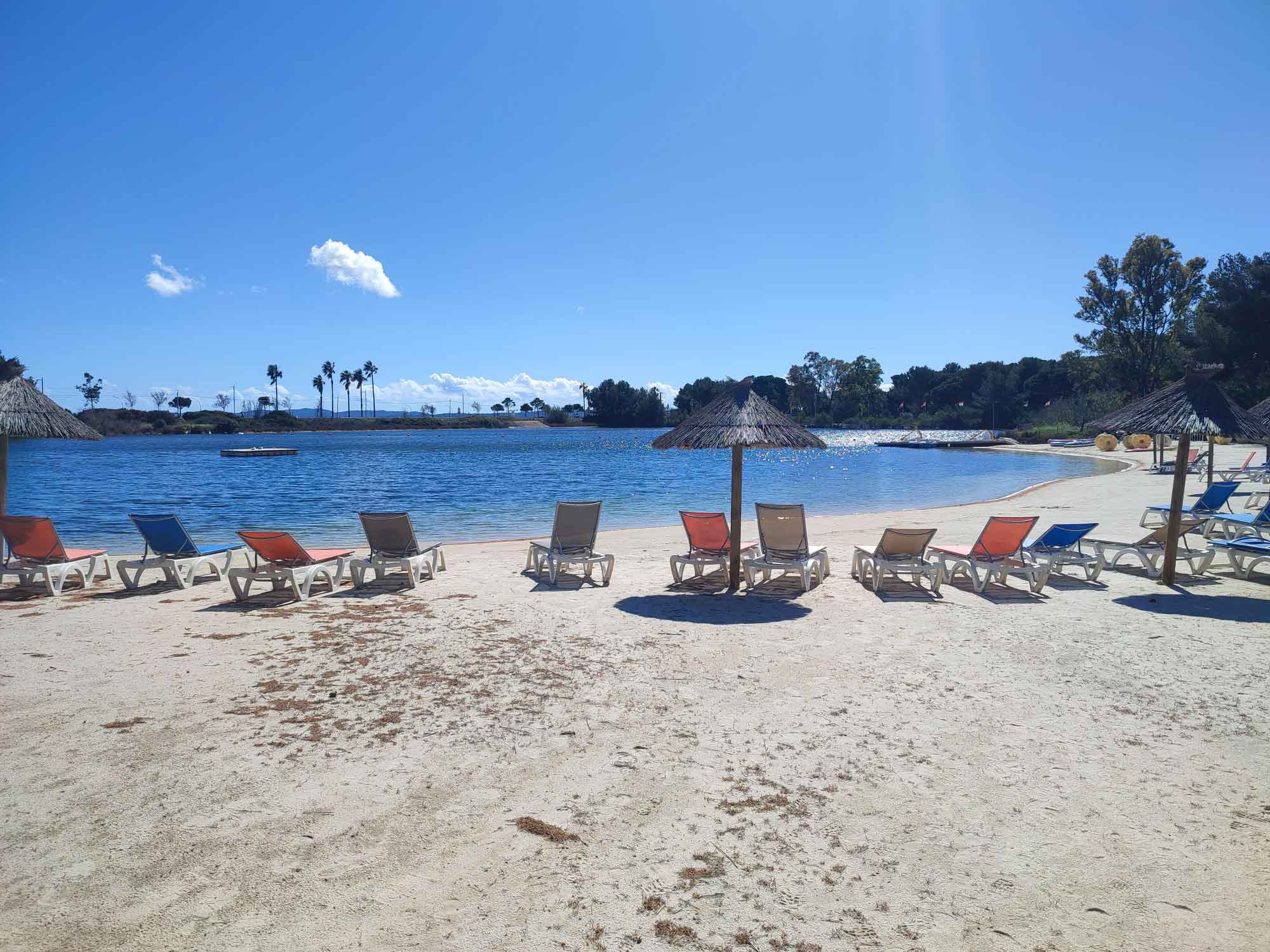 Plage privée avec transats au Club Plein Sud à Hyères