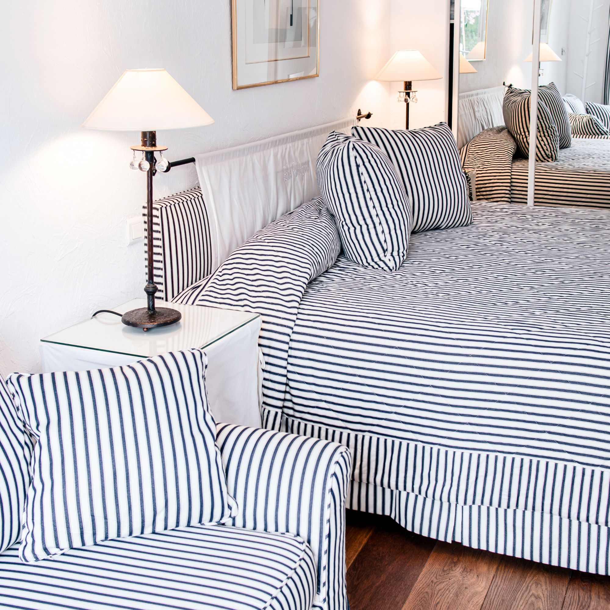 Chambre double lumineuse aux motifs rayés