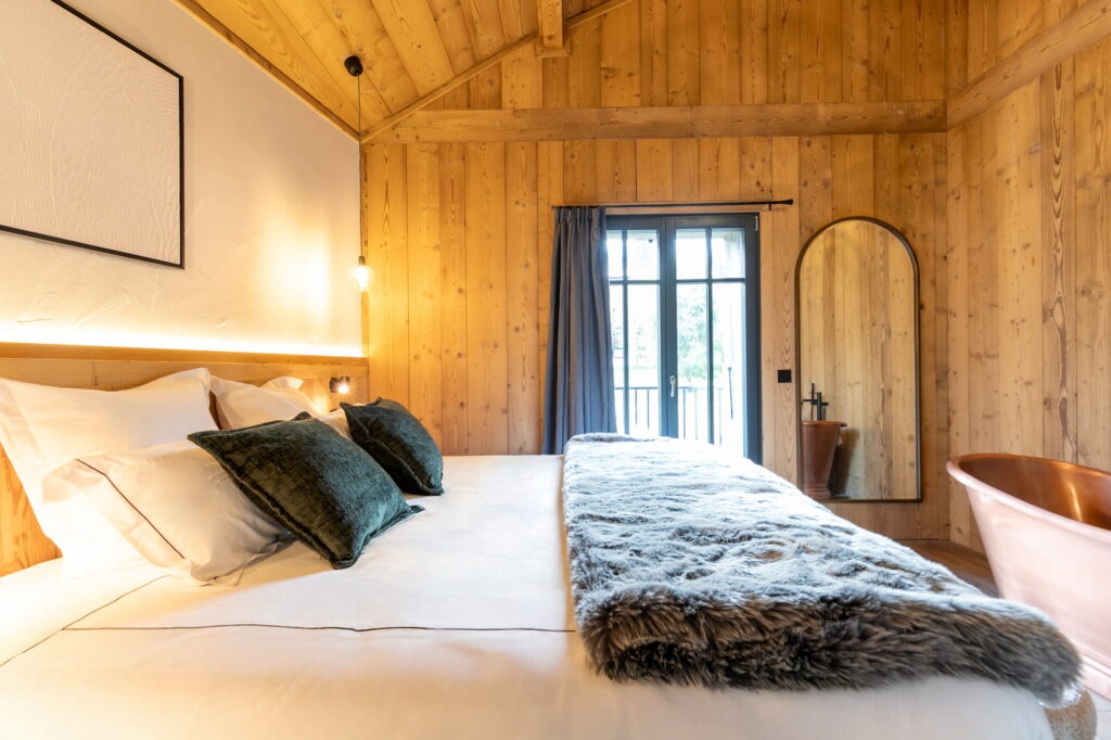 Chambre à l’ambiance alpine et matériaux boisés.
