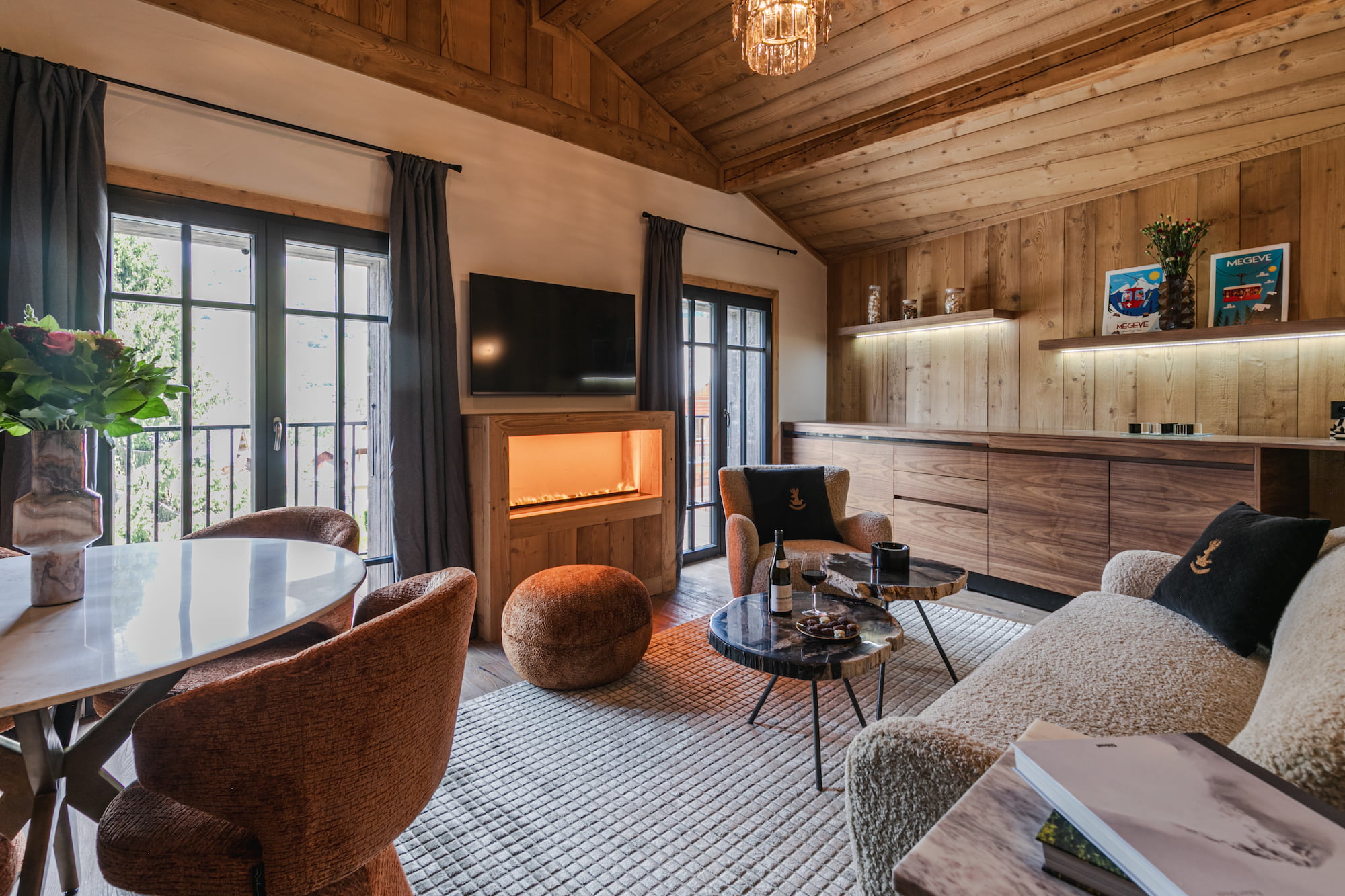 Salon avec cheminée à l’Écrin de Megève