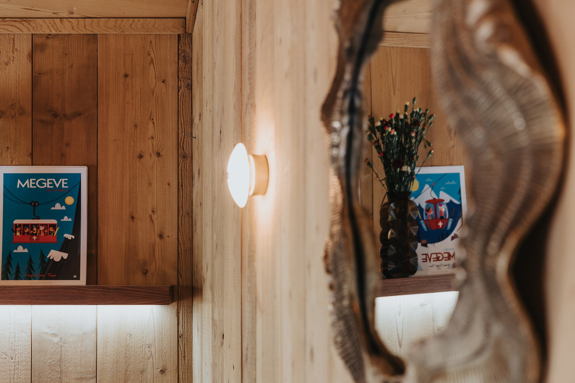 Détail décoratif en bois à l’Écrin de Megève