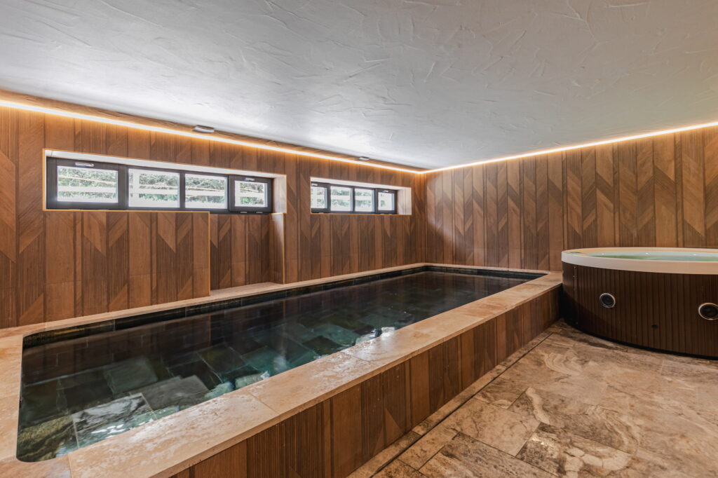 Piscine intérieure dans un cadre chaleureux.