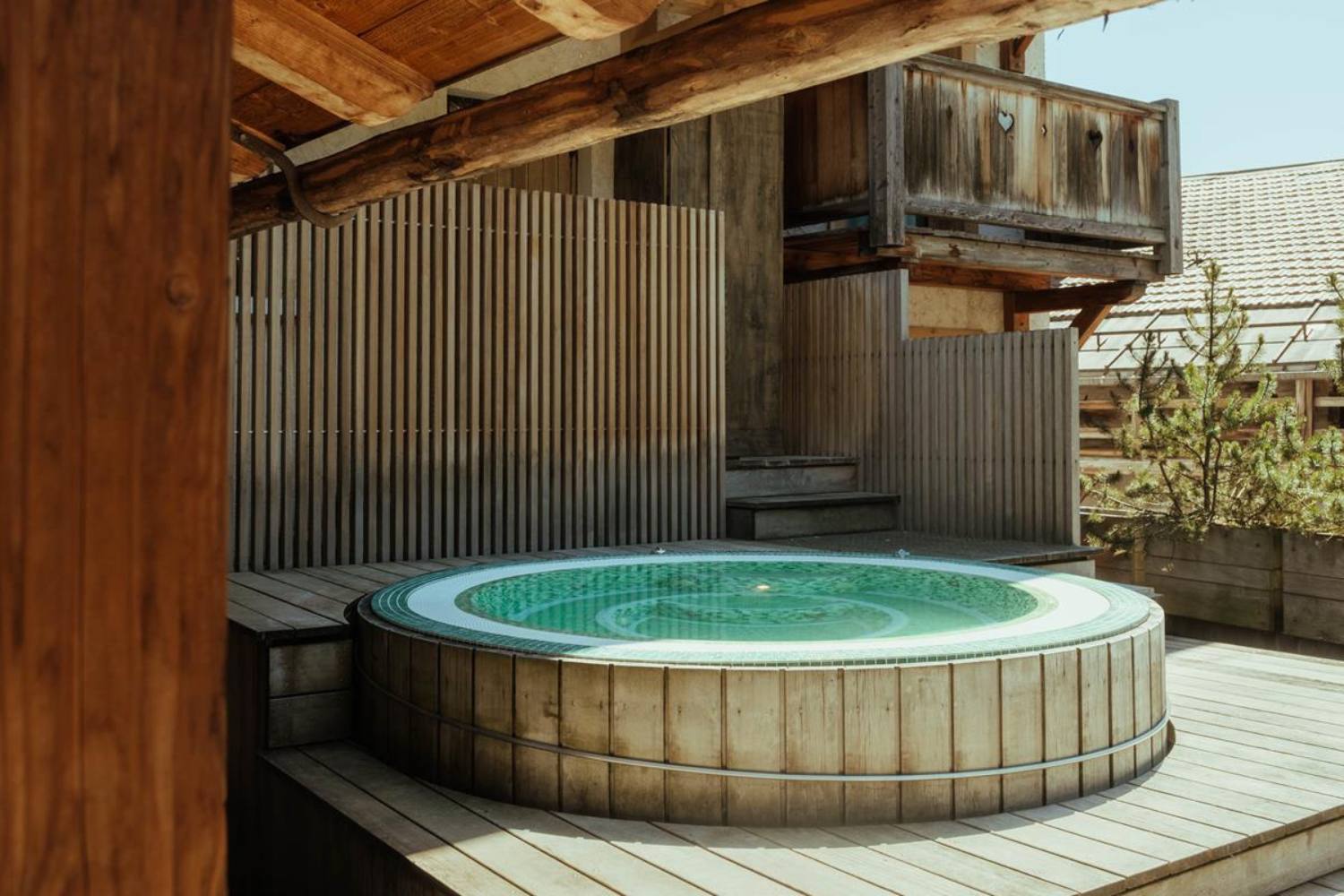Jacuzzi extérieur du Chalet Les Saytels avec vue montagne