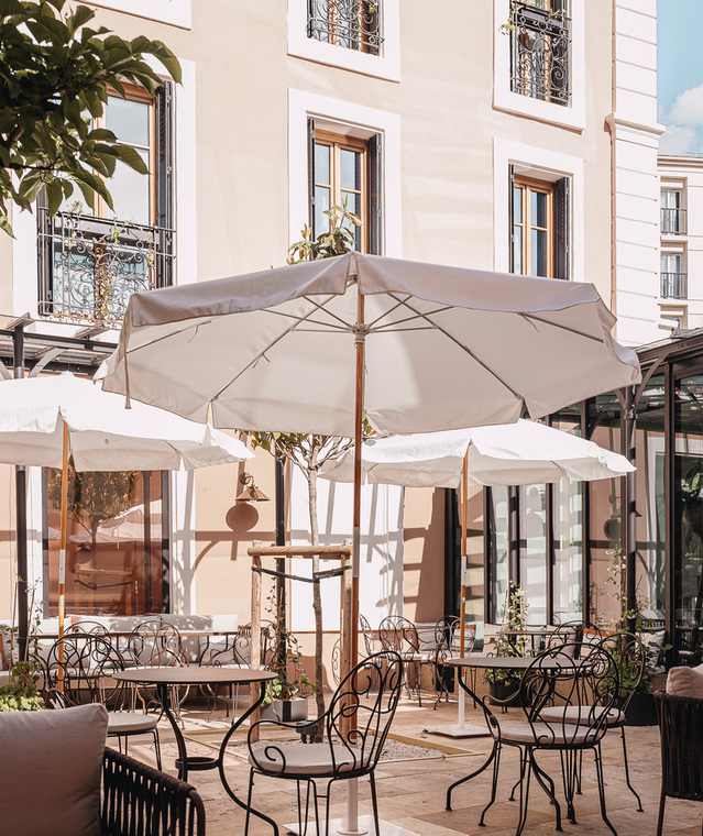 Terrasse extérieure du Jardin DÉVA à Aix-les-Bains