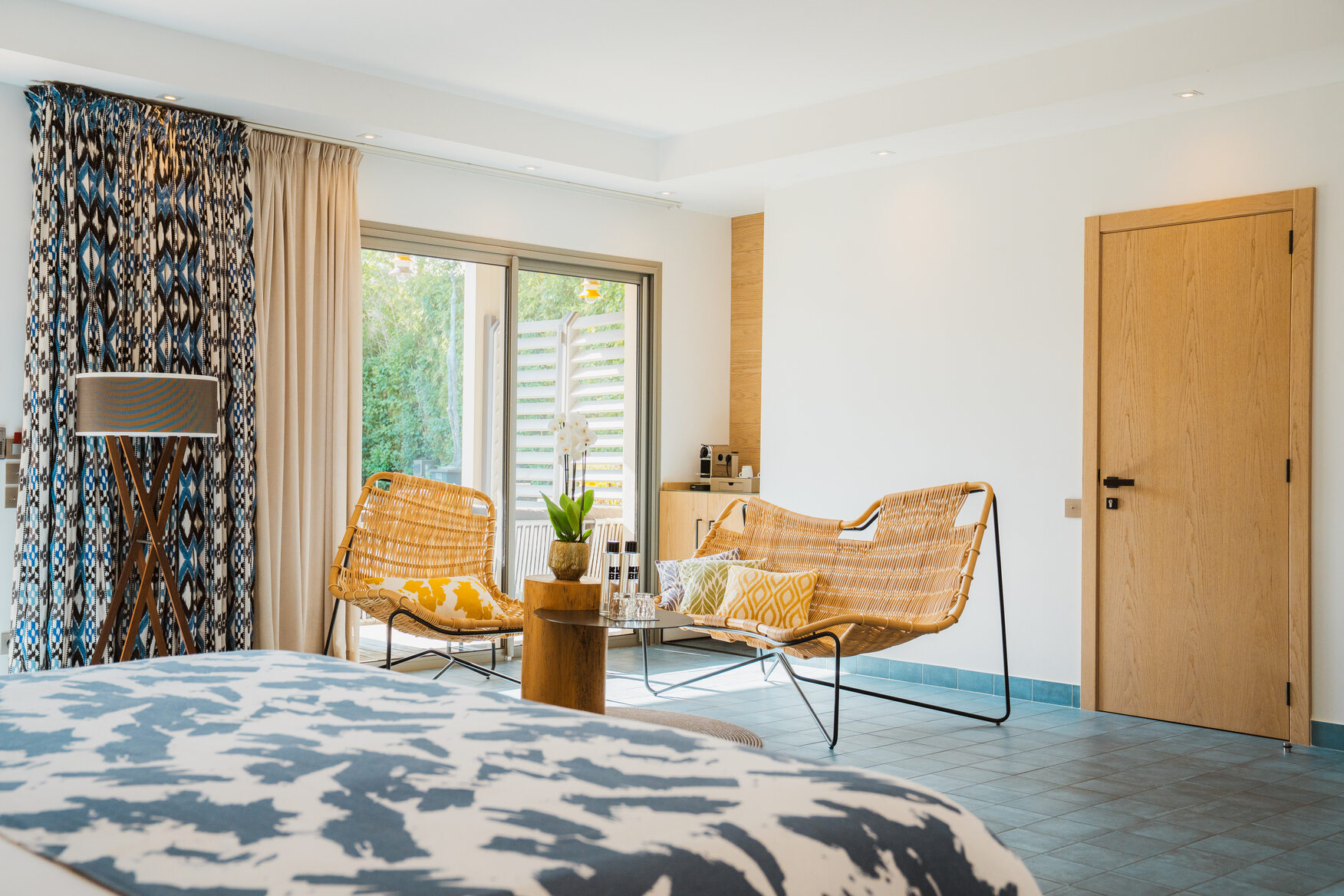 Chambre moderne avec ouverture sur l’extérieur au Kube Saint-Tropez