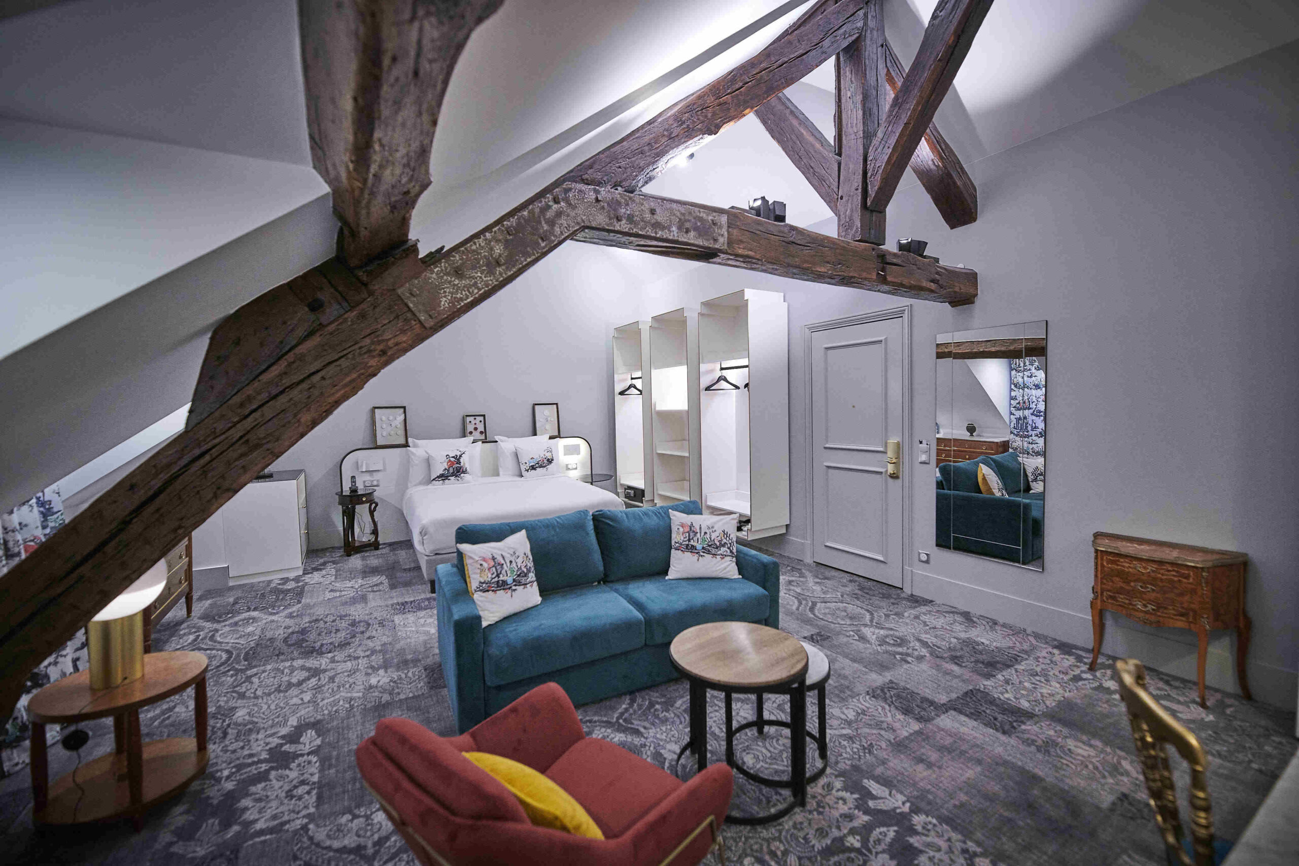 Suite mansardée avec poutres apparentes au Normandy Hotel Paris
