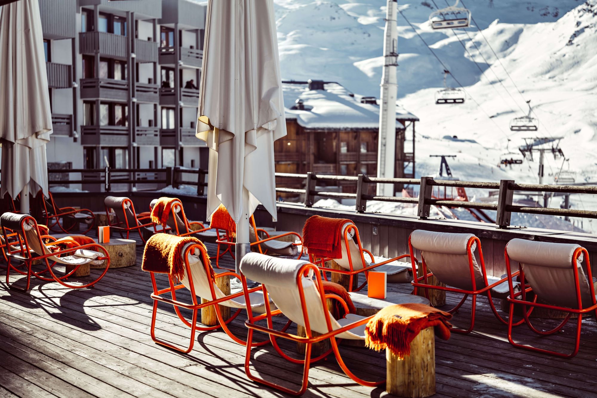 Terrasse avec vue sur les pistes à l’hôtel Le Val Thorens