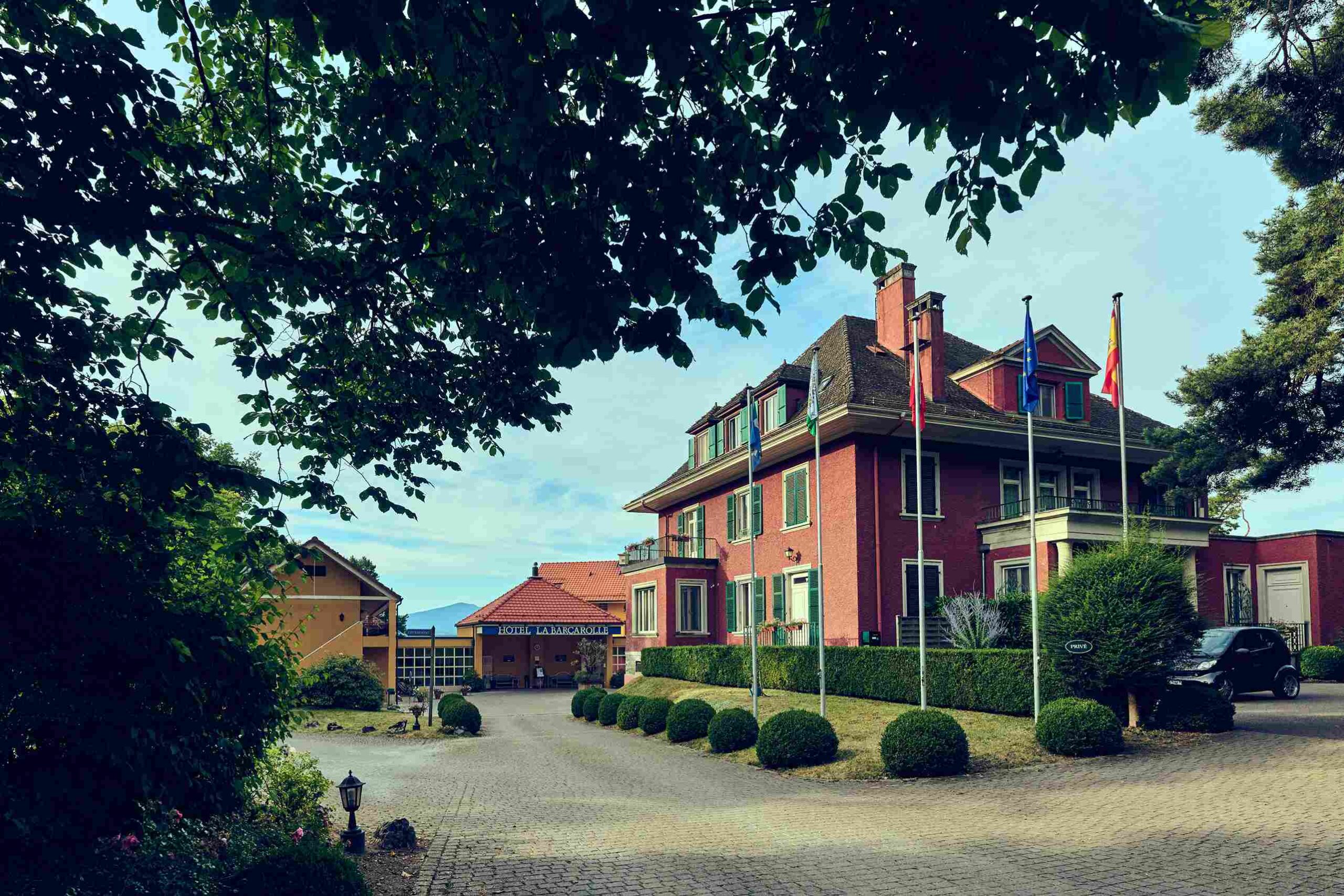 Hôtel La Barcarolle surplombant le lac Léman
