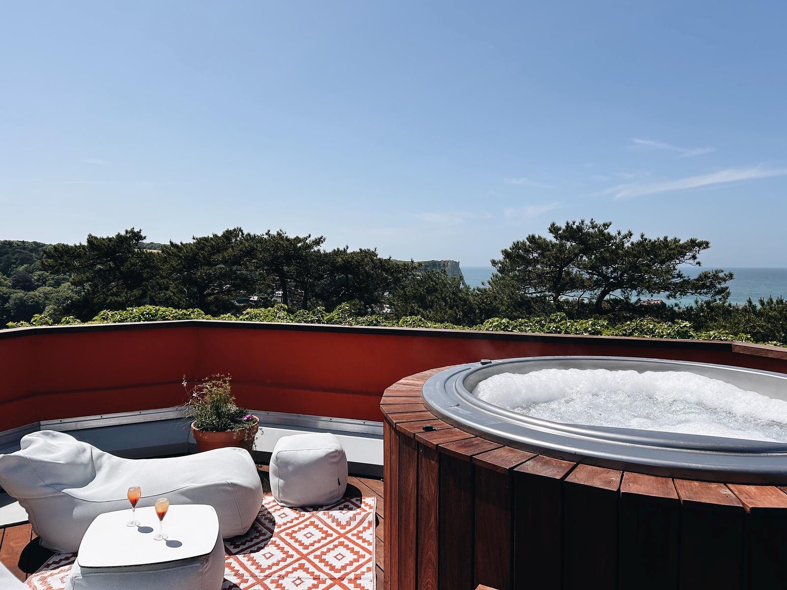 Terrasse panoramique avec jacuzzi surplombant la mer