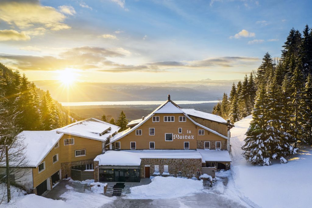 La Mainaz au coucher du soleil, panorama alpin et neige