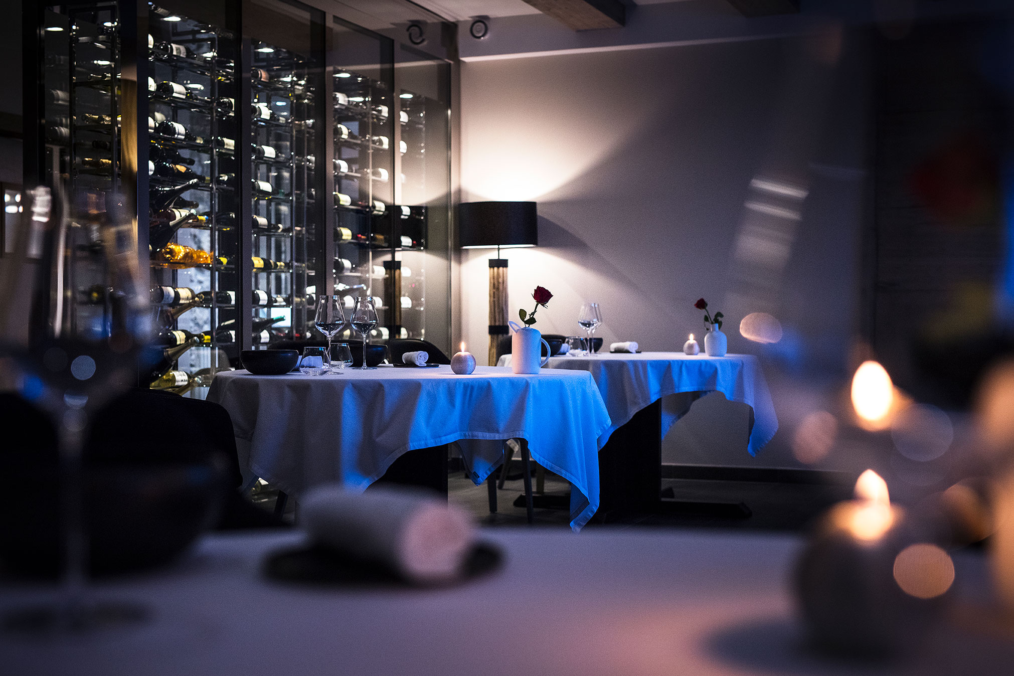 Table gastronomique et cave à vin éclairée à La Mainaz