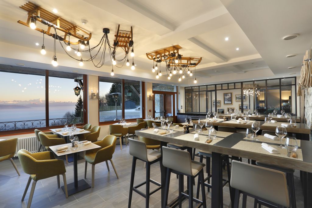 Salle de restaurant lumineuse à La Mainaz avec grandes baies vitrées