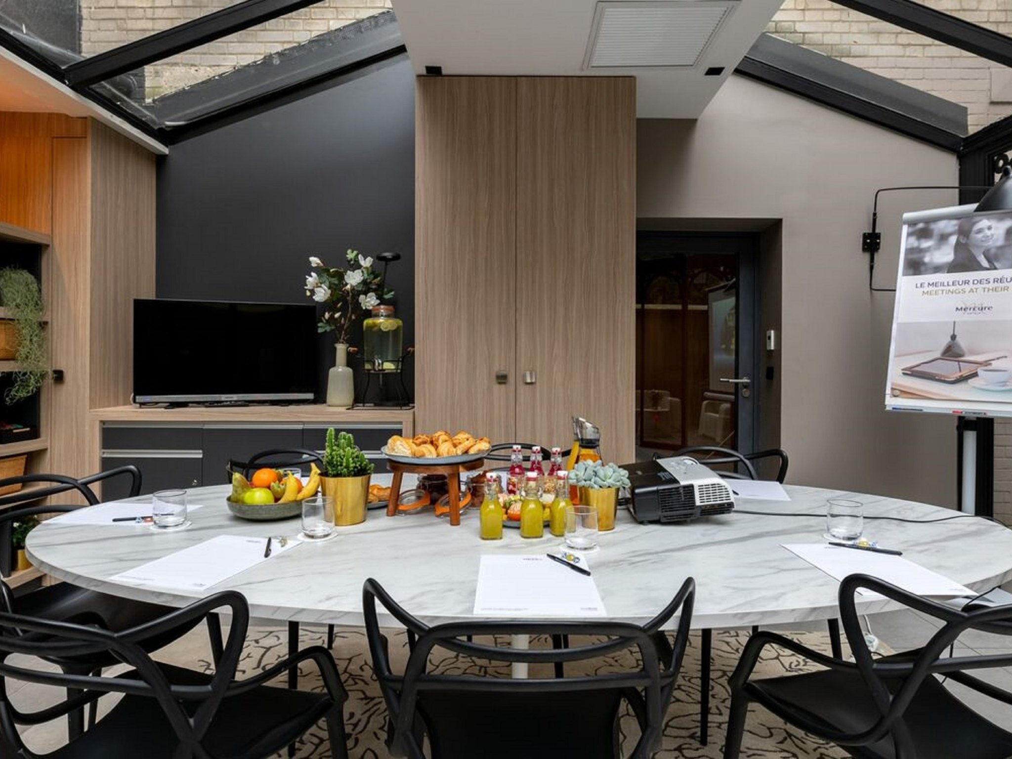 Salle de réunion équipée à l’Hôtel Mercure Alésia