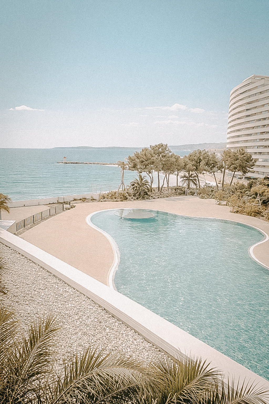 Piscine extérieure avec vue mer à l’Hôtel Marina Baie des Anges