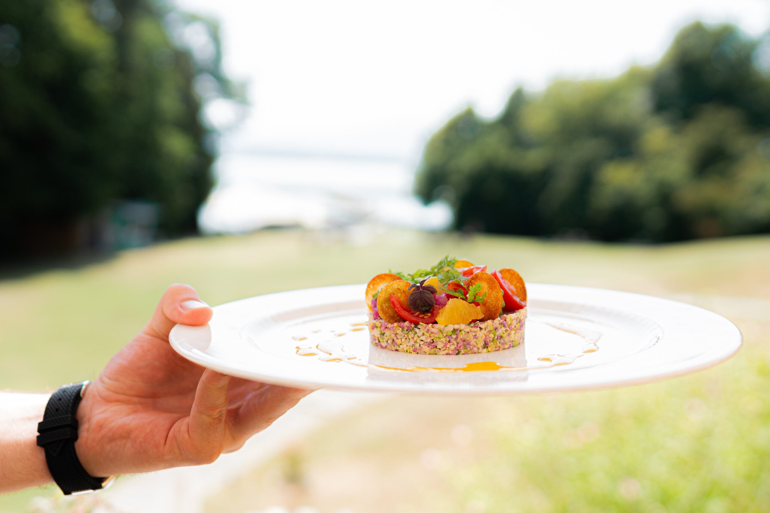 Dessert servi en terrasse à l’Hôtel La Barcarolle