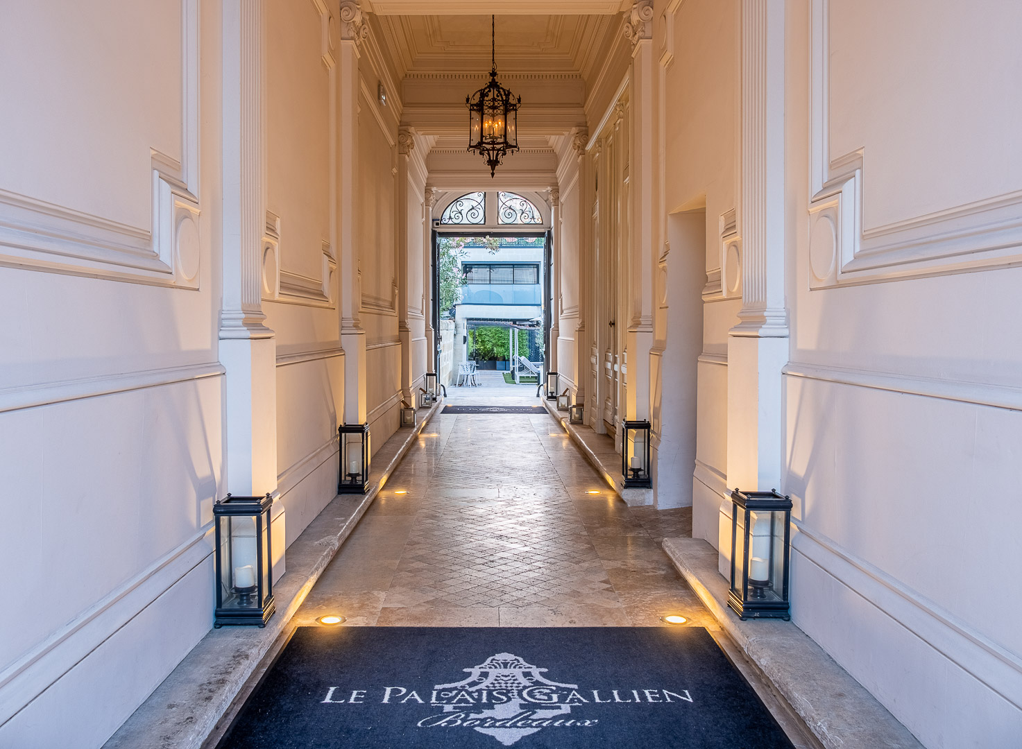 Entrée majestueuse du Palais Gallien Hôtel & Spa à Bordeaux