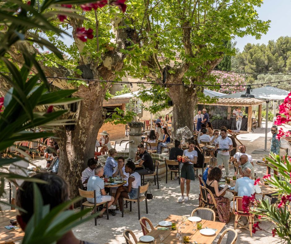 Hotels Les petites maisons Hameau des baux Guinguette terrasse extérieur