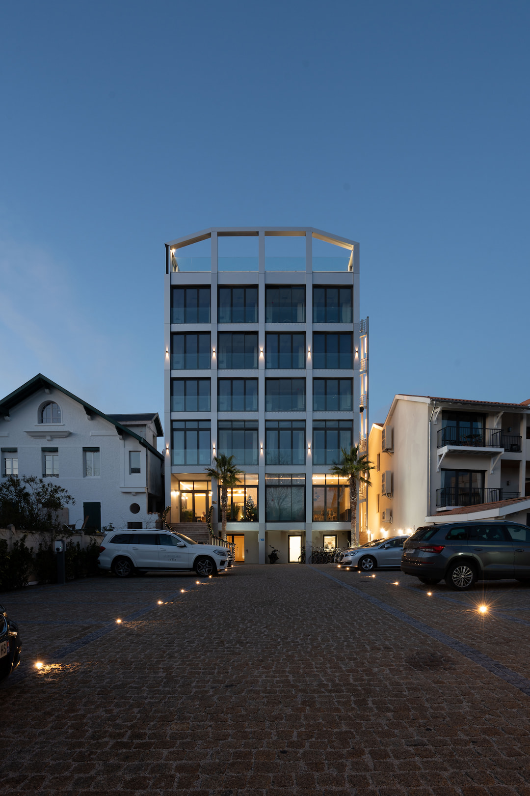 Entrée de l’hôtel Les Vagues avec façade éclairée
