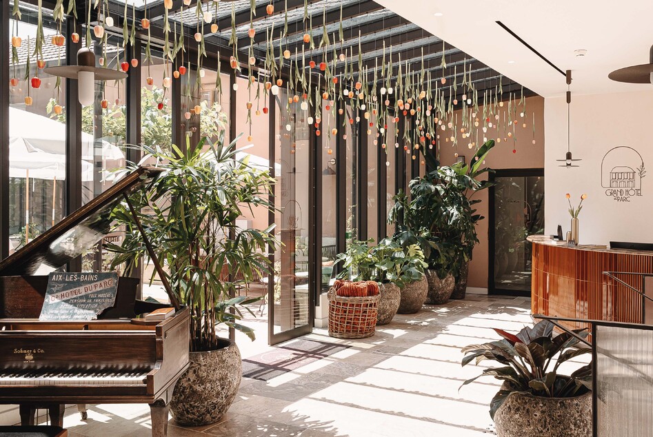 Lobby végétalisé avec lumière naturelle au Grand Hôtel du Parc