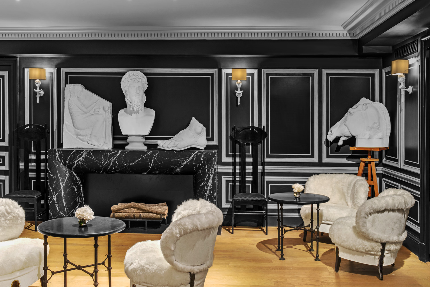Salon élégant à l'Hôtel de Berri à Paris, ambiance artistique et raffinée