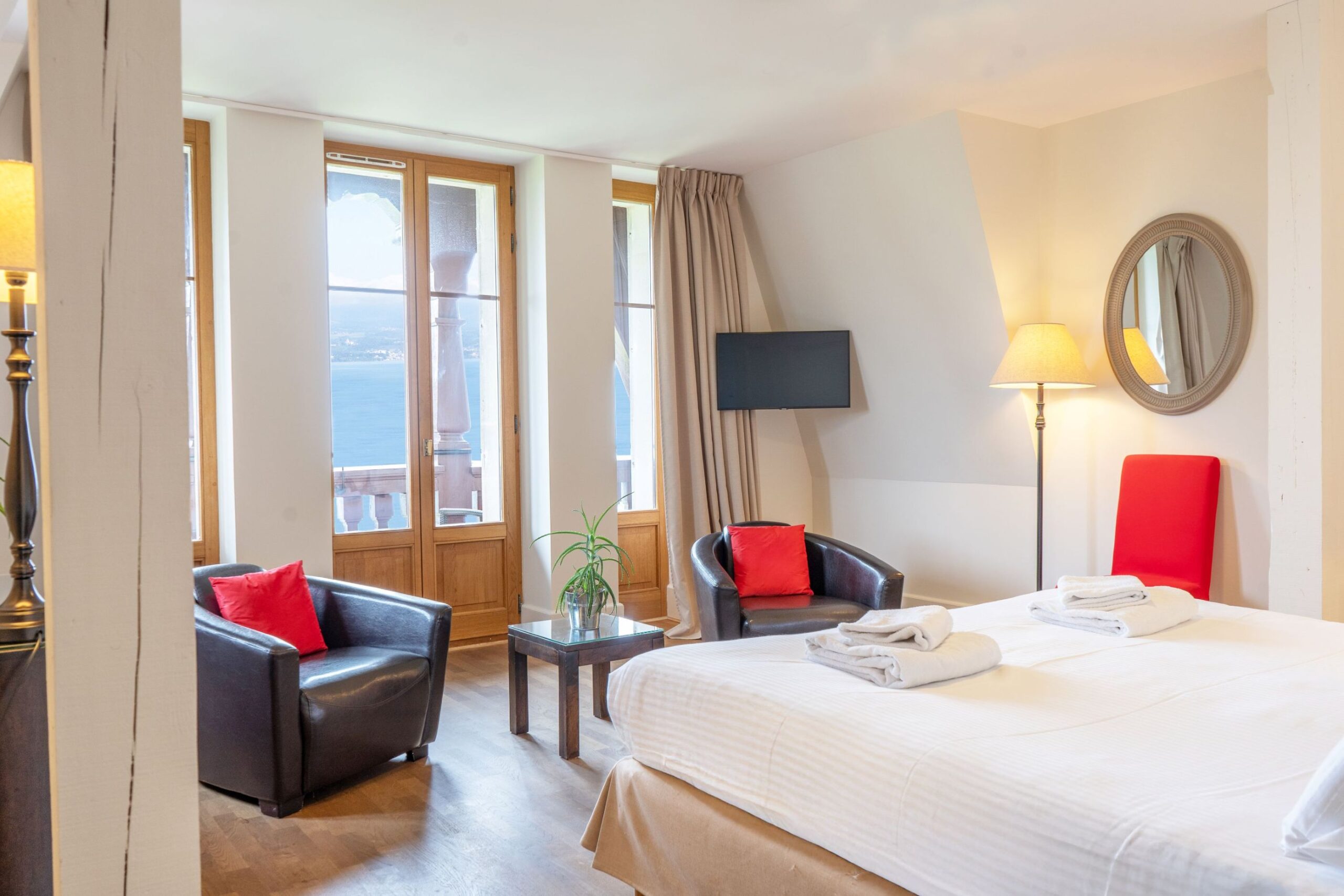 Chambre double lumineuse avec grande fenêtre au Manoir Golf