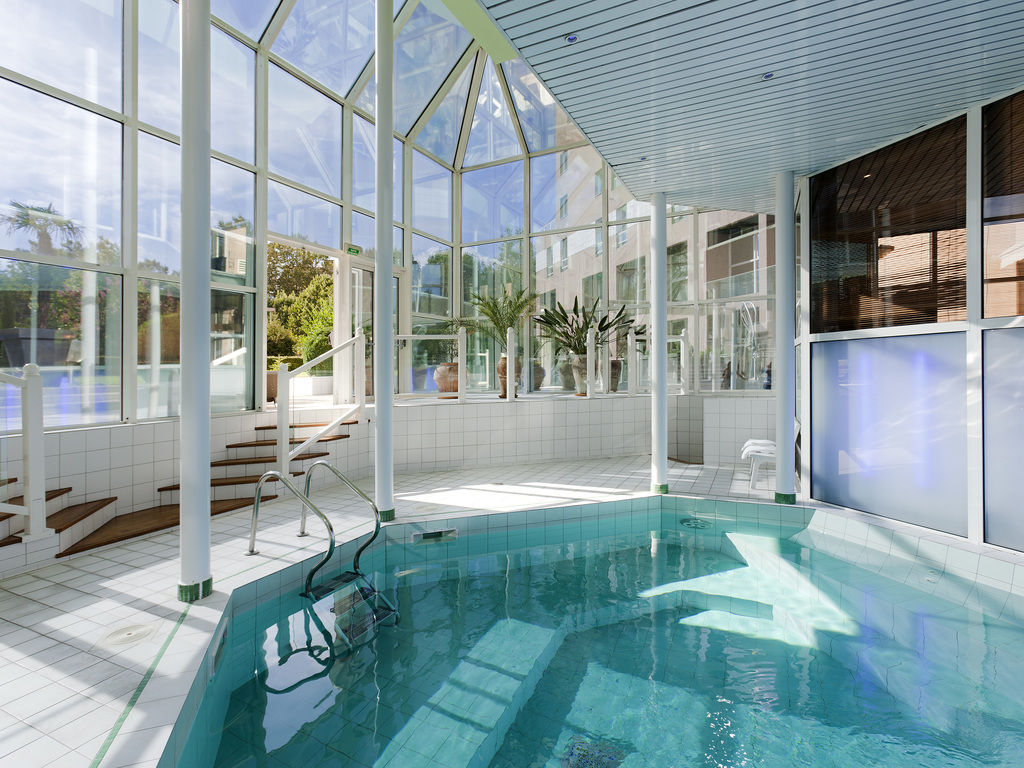 Piscine intérieure lumineuse Mercure Grenoble