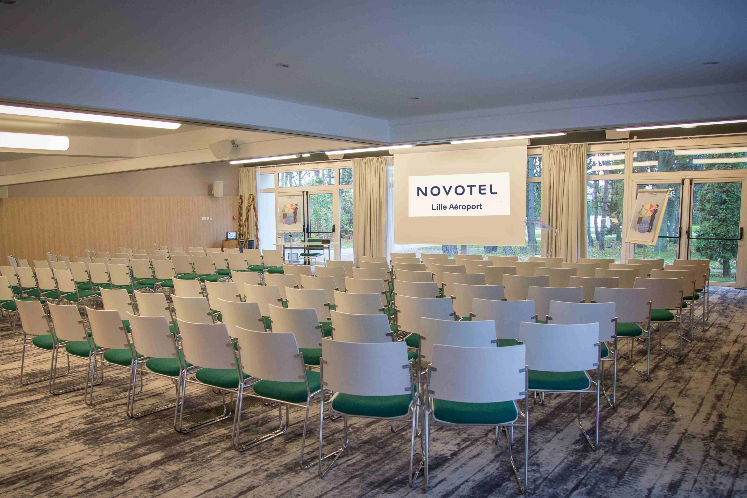 Salle plénière équipée avec projecteur